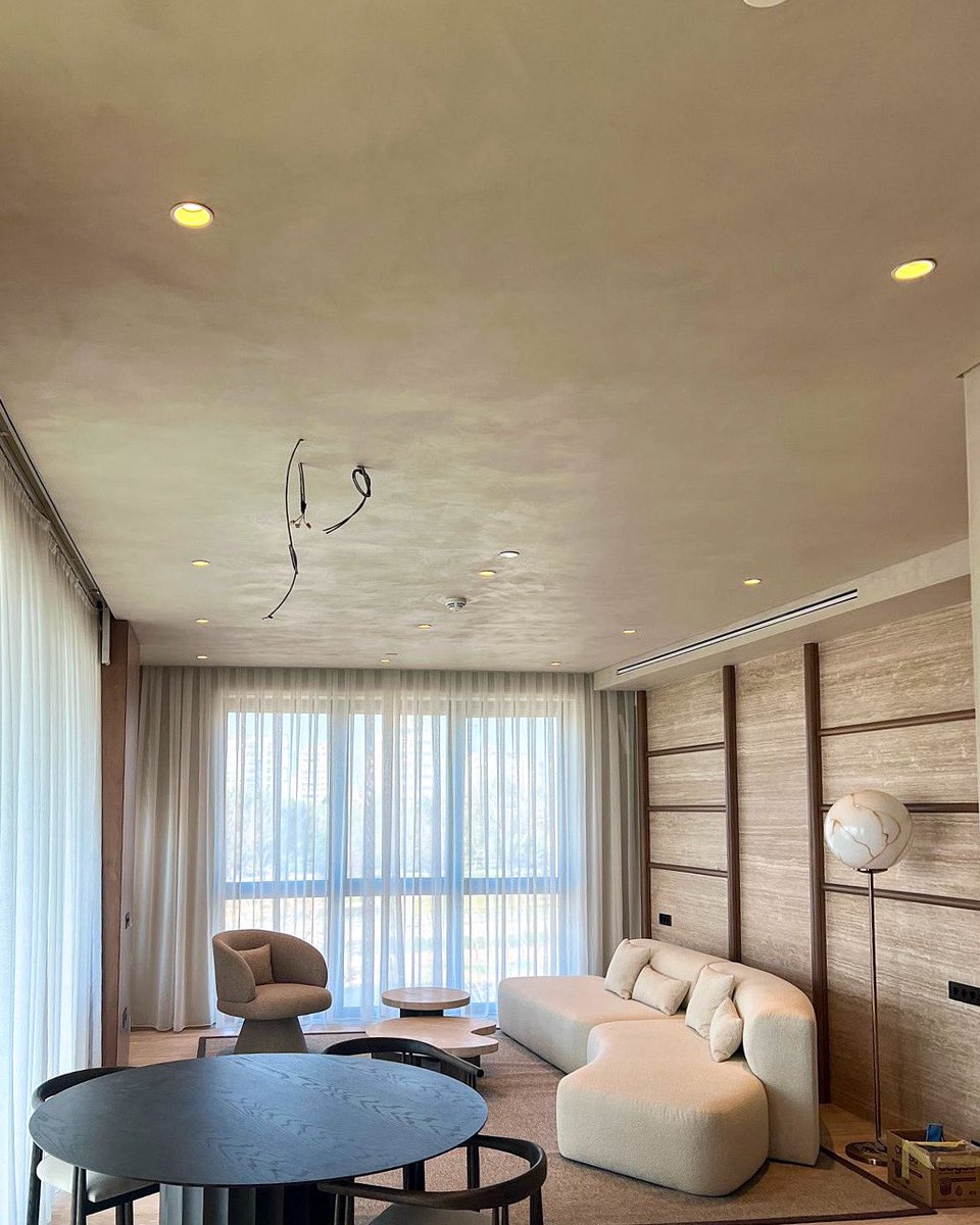 NavDecor's tweet image. İçindeki harelerle doğal mineral smooth bir dokuya sahip, kolay silinebilen, nefes alıp verebilen, isteğe göre mat ya da parlak yapılabilen ürünümüz Marmur Fine..
______________________
#dekorativepainting #interiors #exterior #hoteldesign #villadesign