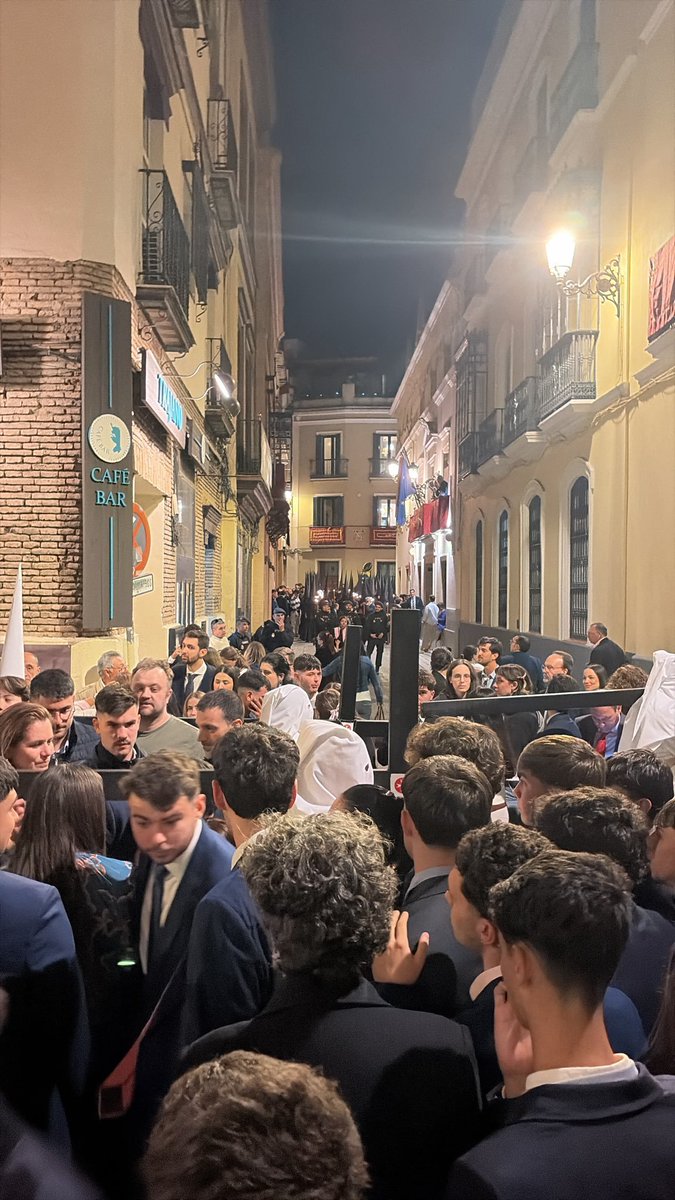 PasionDeSevilla's tweet photo. Tras el retraso de la jornada, la @Hdad_Amargura  le corta el paso a la @Hdad_Amor y no pueden seguir avanzando hasta que pase la Amargura por campana.

#SSantaSevilla26 https://t.co/g828NhsYP4