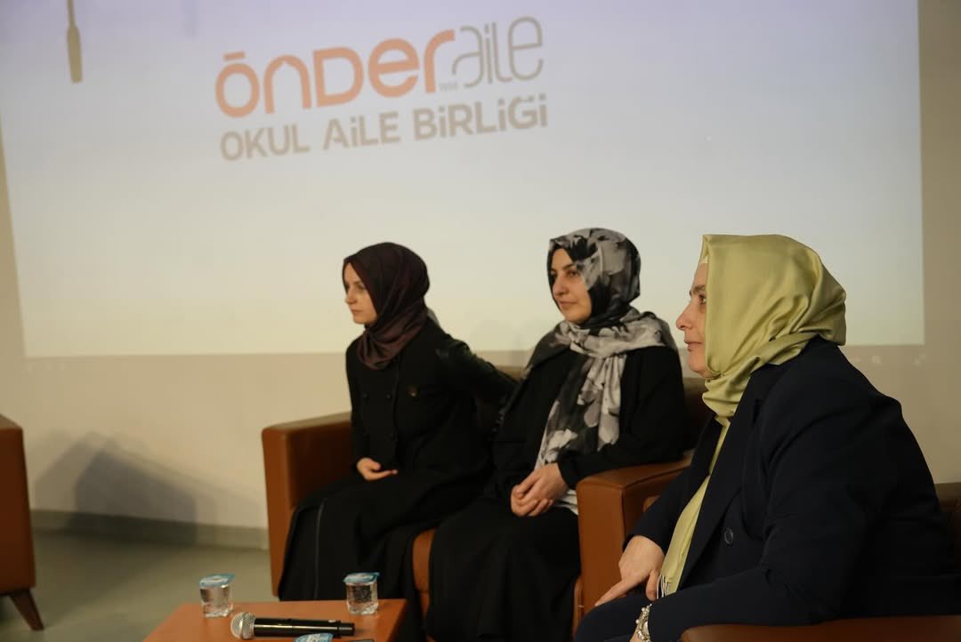 uskudarmem's tweet photo. Müdürlüğümüz ve ÖNDER Okul Aile Birliği Komisyonu iş birliğiyle düzenlenen “Sınav Sürecinde Aile Desteği: LGS Şampiyonlarının Anneleri Anlatıyor” Programı, Milli Eğitim Müdürümüz Semih Durmuş’un katılımıyla gerçekleştirildi.

@semih_uskmem https://t.co/yTfnKsriAb