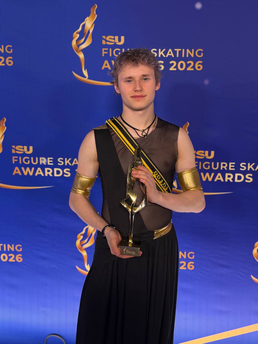 Ilia Malinin with his "Best Costume" statuette at the 2026 ISU Skating Awards. 📸 skatingoutloud