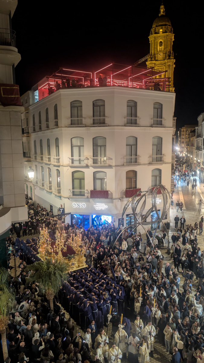 El Santísimo Cristo de la Esperanza en su Gran Amor de <a href="/HdadSalud/">Hermandad de la Salud</a> avanza por la plaza del Siglo. #CofradíasMLG