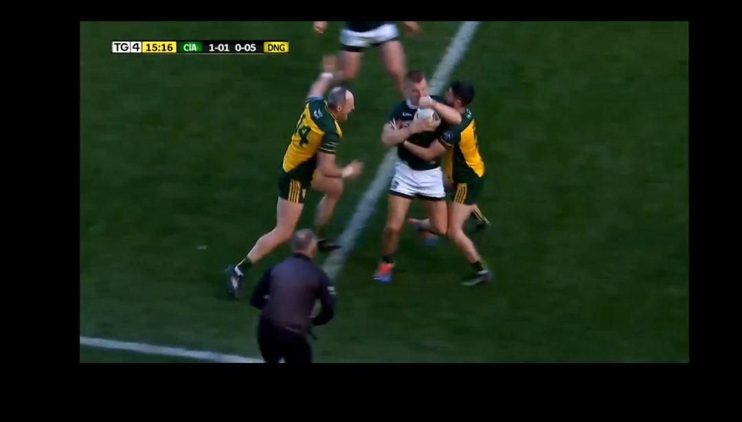 SirDemios's tweet photo. @KieranMcC_SS Look at where the linesman's was. Christ how can't he see what happened. Even if he was ball watching he'd have seen the swinging arm https://t.co/7B7ck6ZR7q