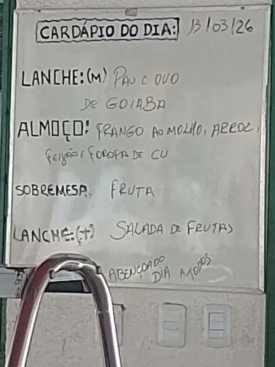 Letreiros e placas (e outras coisas) estranhas tweet media