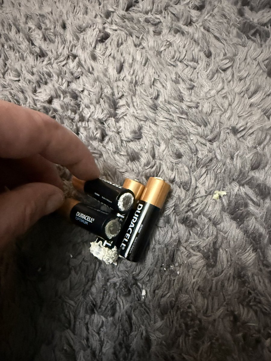 gkhn037's tweet photo. @Duracell resmen piller kendi kendine bu hale gelmiş sizin yüksek fiyatlara sattığı piller bile böyleyse yani ne diyelim uzaktan kumandalı arabanın içinde 1 aydır duran pillerin hali bu yazıklar olsun #duracell #şikayet https://t.co/MBNwMeCDe6