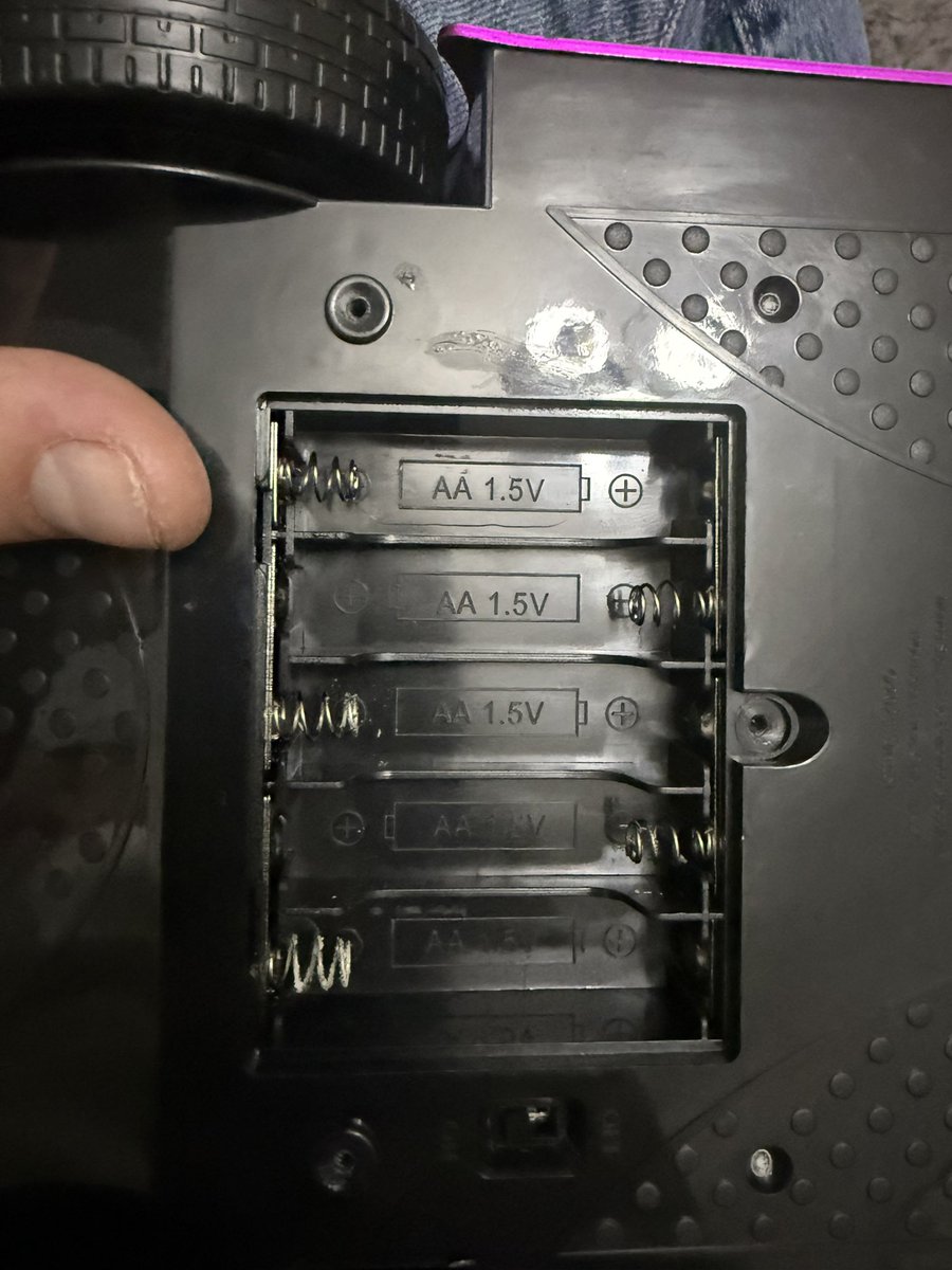 gkhn037's tweet photo. @Duracell resmen piller kendi kendine bu hale gelmiş sizin yüksek fiyatlara sattığı piller bile böyleyse yani ne diyelim uzaktan kumandalı arabanın içinde 1 aydır duran pillerin hali bu yazıklar olsun #duracell #şikayet https://t.co/MBNwMeCDe6