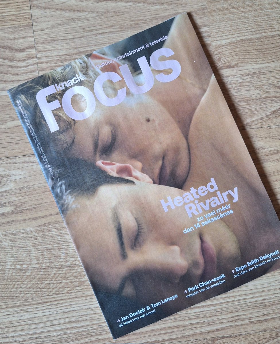 HudsonwilliamMX's tweet photo. "Reducir Heated Rivalry a solo sexo sería ignorar una historia de amor compleja marcada por el silencio, la presión social y el miedo" Artículo neerlandés de una reconocida revista belga en la que Hudson Williams y Connor Storrie protagonizan la portada como Shane e Ilya.

Fragmentos del artículo.
El sexo no es lo más importante de Heated Rivalry
HR es una serie provocadora en la que dos rivales del hockey mantienen una relación secreta durante años, sin que nadie lo note en la televisión. La cultura pop gay explícita durante mucho tiempo no llegó a la pantalla. Hasta ahora. — por Lien Delabie

Aunque ambos actores son relativamente nuevos, la química entre ellos es evidente. A lo largo de ocho años vemos sus encuentros secretos en vestuarios y lujosos áticos evolucionar hasta convertirse en un romance. Los dos primeros episodios están llenos de escenas sexuales extensas, complementadas más adelante con confesiones íntimas y gestos sutiles.

El sexo en Heated Rivalry no es un simple recurso de impacto. Es una parte esencial de la narrativa.

Contra todo pronóstico, para la temporada navideña ya había entre 3 y 4 millones de espectadores, y se encargó rápidamente una segunda temporada. La serie creció hasta convertirse en un fenómeno que dominó tanto internet como la conversación pública. Para dejarlo claro: ese éxito no lo vio venir nadie.

“Hombres y mujeres, independientemente de su orientación, caen rendidos ante Heated Rivalry.”
Hudson Williams es muy directo al respecto. En entrevistas, cuenta que incluso jugadores profesionales de hockey les han dicho que la serie les impactó profundamente.

“Las escenas sexuales no son el objetivo en sí mismo, sino una forma de mostrar la conexión entre los personajes”.

Las escenas íntimas no son el único motivo por el que la serie tiene tanto impacto. La historia recuerda a novelas clásicas, como Jane Austen, pero situada en un contexto moderno. Ilya y Shane pueden estar juntos, pero eso no significa que el mundo esté preparado para ellos. Como jugador de élite en una liga profesional, Shane no puede permitirse perderlo todo. Esa tensión sostiene la narrativa.

La serie incluye escenas sexuales explícitas, besos, sexo oral y encuentros íntimos, pero no se presentan como espectáculo vacío. En cambio, forman parte del desarrollo emocional de los personajes.

A diferencia de muchas producciones, Heated Rivalry no evita mostrar el cuerpo masculino de forma directa. Sin embargo, no cae en la explotación: hay un equilibrio entre deseo y narrativa.

Conclusión.
Heated Rivalry es, en esencia, una historia romántica. No es solo una fantasía erótica que conduce inevitablemente a un final feliz, aunque también esté ahí.
Sí, el mundo del hockey en el que se mueve Shane es profundamente masculino. Pero eso no hace imposible lo que sienten.
Esa perspectiva queer, por sí misma, ya es una victoria.

(Fotos de la revista vía rudbergprophecy)