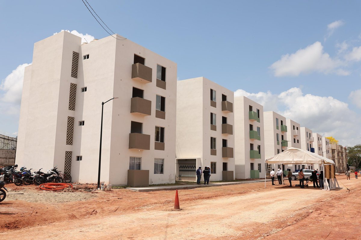 XEVATabasco's tweet photo. 🗣 #Entérate | El gobernador Javier May Rodríguez aprovechó el domingo y la visita de Octavio Romero, titular del #Infonavit, para supervisar la construcción de los desarrollos habitacionales en #RíoViejo, #Acachapan y #Colmena, así como en Tierra Colorada, en Centro.
Destacó que, gracias al apoyo de la presidenta Claudia Sheinbaum Pardo, más familias tabasqueñas podrán acceder a un hogar digno, accesible y seguro para el desarrollo de sus hijas e hijos.
#XEVA #Noticias #Tabasco #Radio