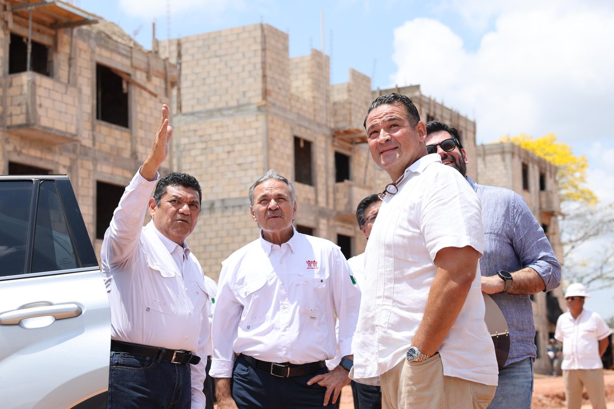 XEVATabasco's tweet photo. 🗣 #Entérate | El gobernador Javier May Rodríguez aprovechó el domingo y la visita de Octavio Romero, titular del #Infonavit, para supervisar la construcción de los desarrollos habitacionales en #RíoViejo, #Acachapan y #Colmena, así como en Tierra Colorada, en Centro.
Destacó que, gracias al apoyo de la presidenta Claudia Sheinbaum Pardo, más familias tabasqueñas podrán acceder a un hogar digno, accesible y seguro para el desarrollo de sus hijas e hijos.
#XEVA #Noticias #Tabasco #Radio