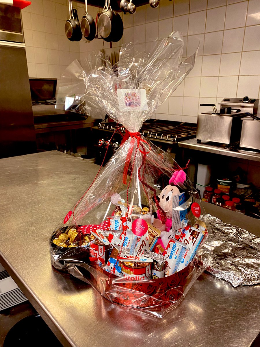 amsterdamsblauw's tweet image. Door seizoensluit van mijn vaste flexi, ben ik tijdelijk eventjes gaan flexi'en in een andere horecazaak. Vandaag was de laatsten, maar amai, wat een dankbare (flexijob)bazen. Koester ze! #byebyefornow #horeca 🌸👏