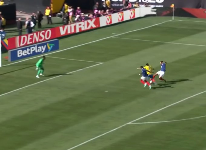 لويس دياز يهدر فرصة هدفًا محققًا لصالح منتخب كولومبيا 