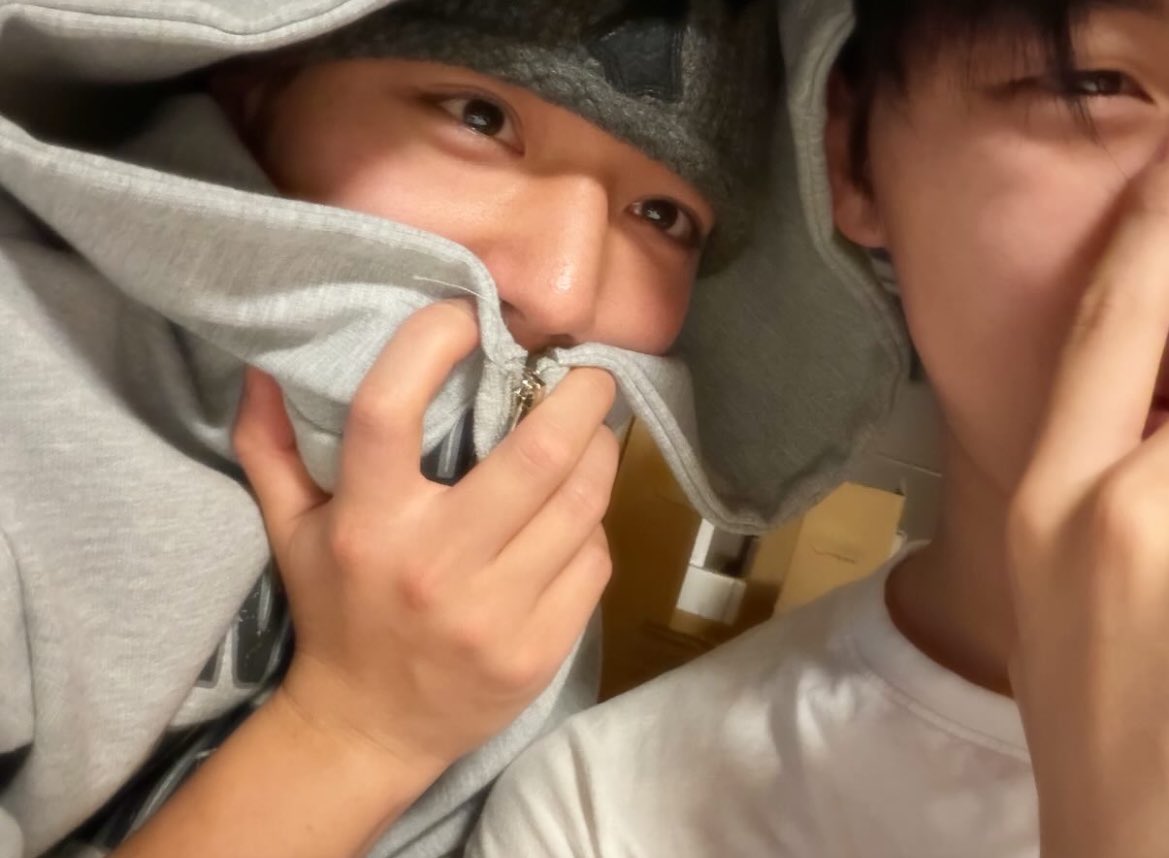 i feel so left out reading all the tweets talking about jihoon’s selfie, the vc, hyunwook being there etc like i don’t get any of this someone please update me 😔