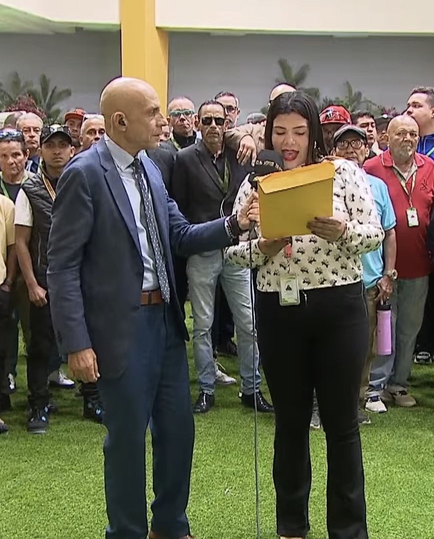 Bueno yo creo que esto es una despedida. Ojalá que el que venga mantenga el hipódromo cómodo deje y los premios  sigan así. Lo arrecho es que toda esta gente le tenia arrechera a ese carajo cuerda de hipócrita.