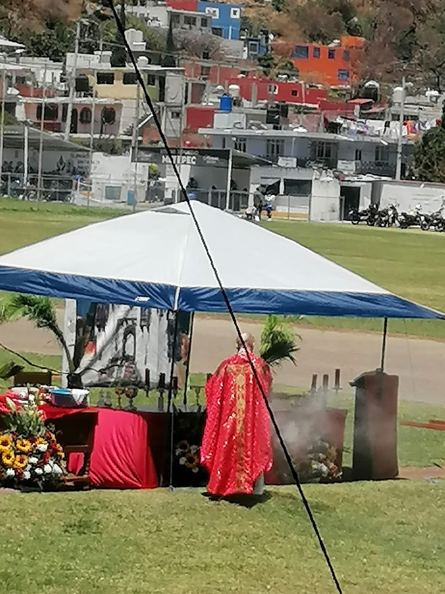 grupolissis's tweet photo. Misa Dominical de Domingo de Ramos oficiada por el Pbro. Rodolfo Orozco Gil - Párroco de Metepec. Oficiada este día en el Campo Deportivo de Metepec https://t.co/SjYZfAaez9