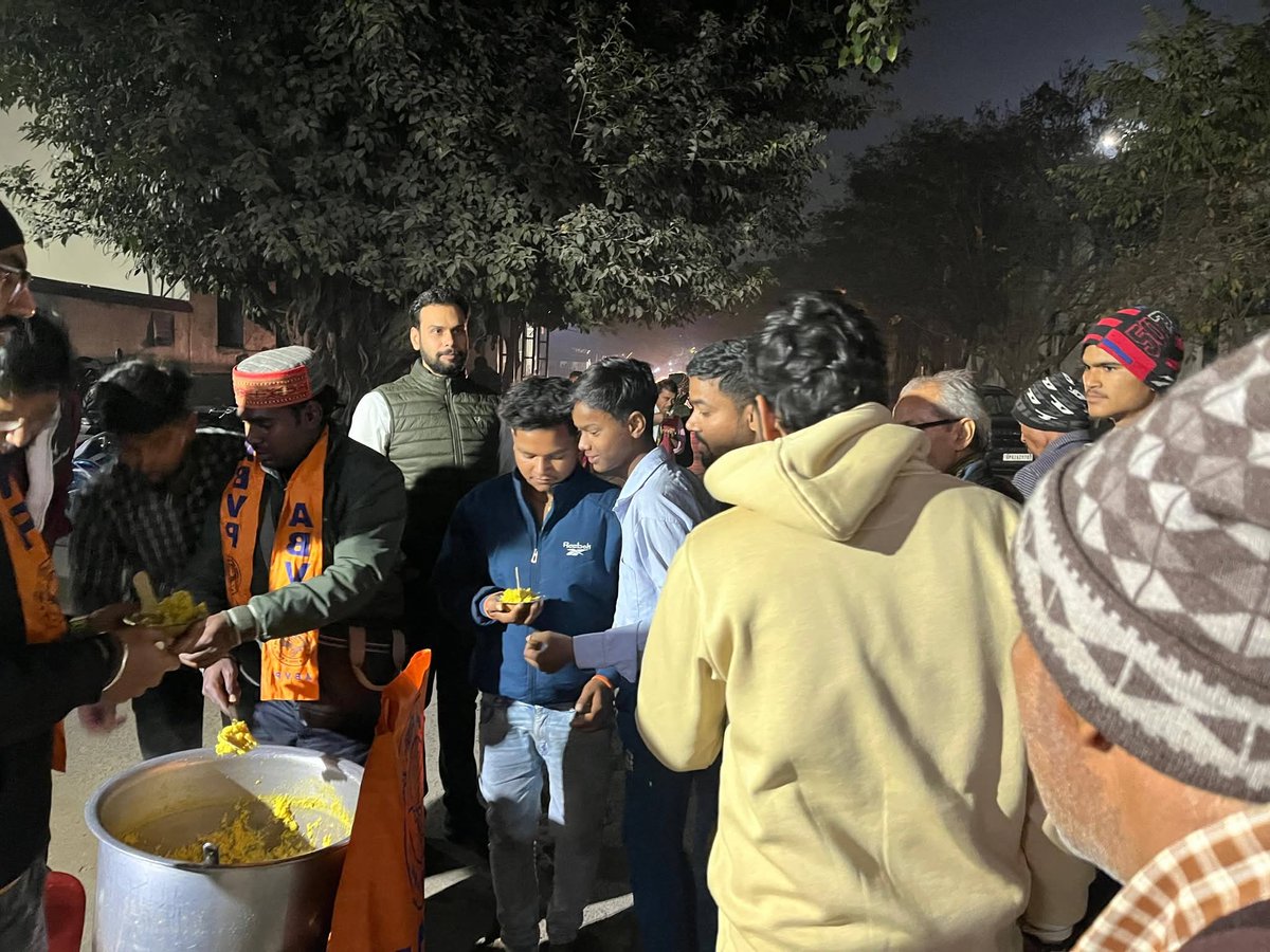 abvp_bhu's tweet image. आज अखिल भारतीय विद्यार्थी परिषद काशी हिन्दू विश्वविद्यालय इकाई द्वारा SFS (Students for Seva) के तत्वाधान में “सेवा शनिवार” कार्यक्रम का सफल आयोजन बीएचयू परिसर में किया गया।
इस अवसर पर ज़रूरतमंद लोगों को निःशुल्क भोजन वितरण किया गया।

#SevaShanivaar
#StudentsForSeva