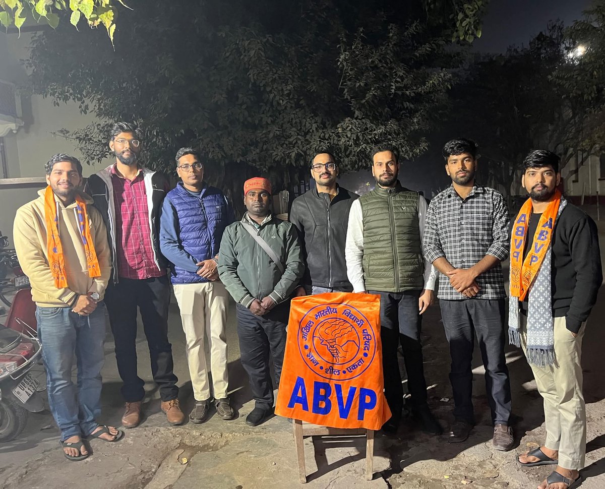 abvp_bhu's tweet image. आज अखिल भारतीय विद्यार्थी परिषद काशी हिन्दू विश्वविद्यालय इकाई द्वारा SFS (Students for Seva) के तत्वाधान में “सेवा शनिवार” कार्यक्रम का सफल आयोजन बीएचयू परिसर में किया गया।
इस अवसर पर ज़रूरतमंद लोगों को निःशुल्क भोजन वितरण किया गया।

#SevaShanivaar
#StudentsForSeva