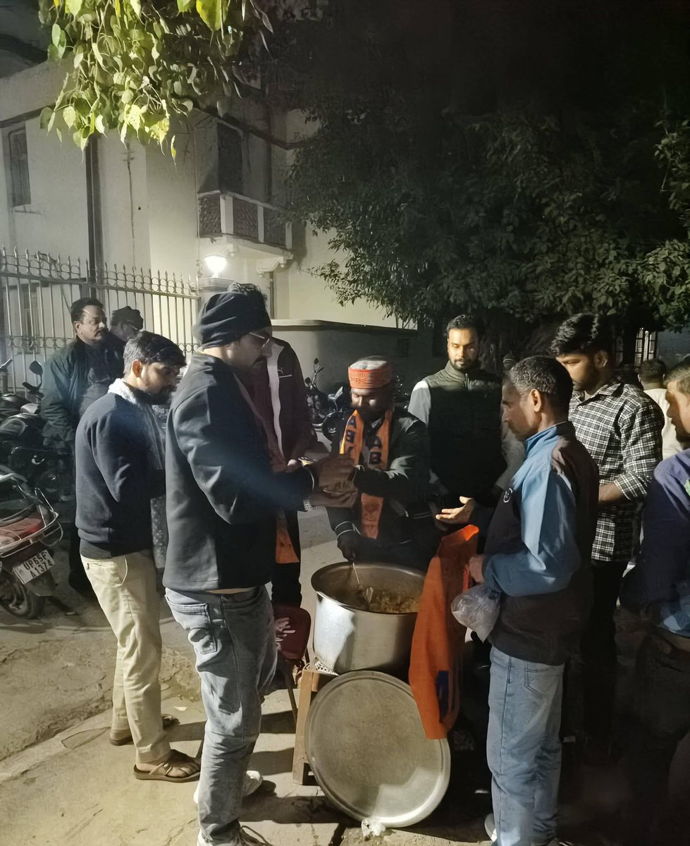 abvp_bhu's tweet image. आज अखिल भारतीय विद्यार्थी परिषद काशी हिन्दू विश्वविद्यालय इकाई द्वारा SFS (Students for Seva) के तत्वाधान में “सेवा शनिवार” कार्यक्रम का सफल आयोजन बीएचयू परिसर में किया गया।
इस अवसर पर ज़रूरतमंद लोगों को निःशुल्क भोजन वितरण किया गया।

#SevaShanivaar
#StudentsForSeva