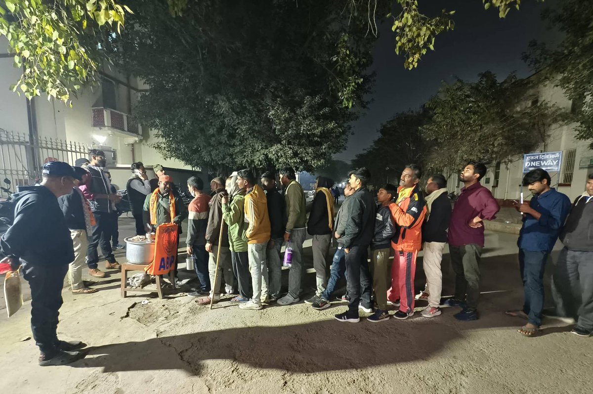 abvp_bhu's tweet image. आज अखिल भारतीय विद्यार्थी परिषद काशी हिन्दू विश्वविद्यालय इकाई द्वारा SFS (Students for Seva) के तत्वाधान में “सेवा शनिवार” कार्यक्रम का सफल आयोजन बीएचयू परिसर में किया गया।
इस अवसर पर ज़रूरतमंद लोगों को निःशुल्क भोजन वितरण किया गया।

#SevaShanivaar
#StudentsForSeva