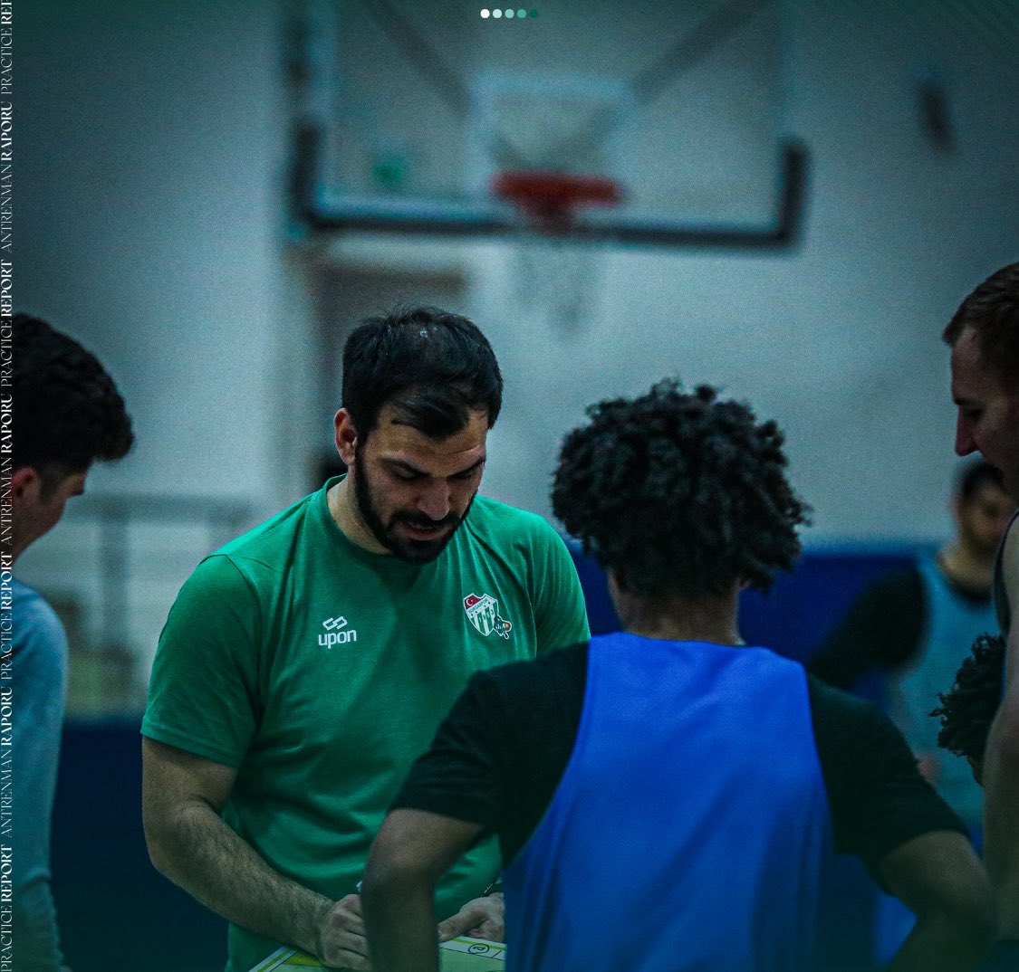 Alkışların en büyüğü sana Evren hoca.Moral olarak düşmüş,hücum yapamayan takımı tekrar ayağa kaldırdın.Kaybettiğimiz maçlar bile basit hatalar yüzünden gitmişti
Vitaminsiz,ne olduğu belli olmayan tiplere değil böyle değerli,cesur adamlara şans verilmeli her zaman <a href="/BsBasketbol/">Bursaspor Basketbol</a>