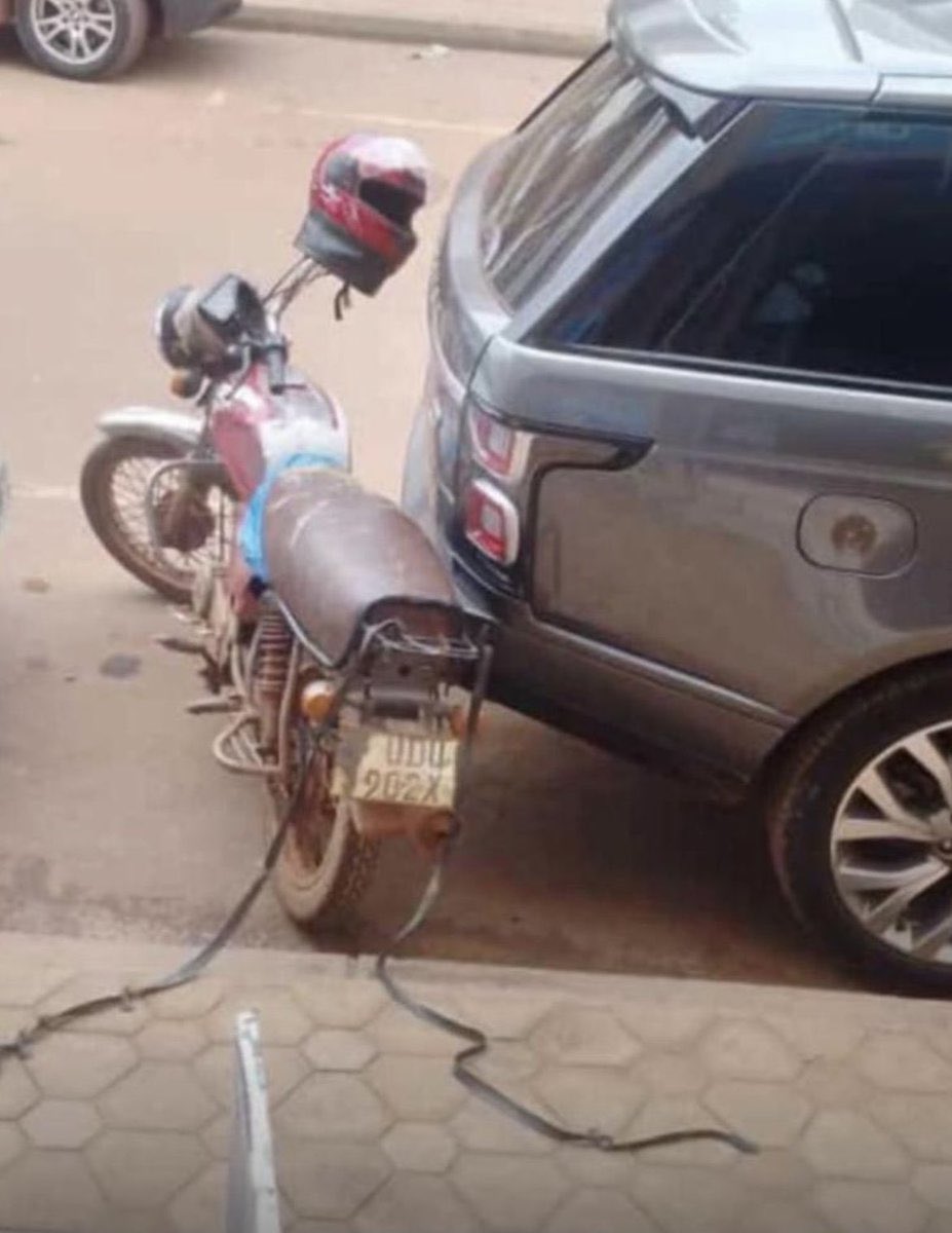 BornWarMusik's tweet photo. When the boda decides the Range Rover needs a hug 😂 Bro said 'personal space? Never heard of it. #KampalaMemes #BodaBoda #ParkingFail #UgandaFunny #BodaProblems #KampalaVibes #UgandanMemes #RoadLifeUG https://t.co/VlbVsEi7Kl