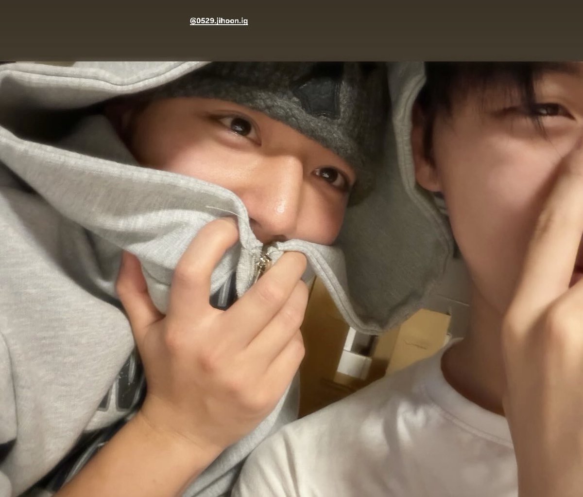 1월1일 기점으로 셀프인스스 한번, 리그램 한번 한 애가 새벽4시40분이라는 시간에 아이디태그 걸어서 투샷 셀카 올리는 거 뭐라고 설명해야됨
배경봐봐 이거 욱이 집임