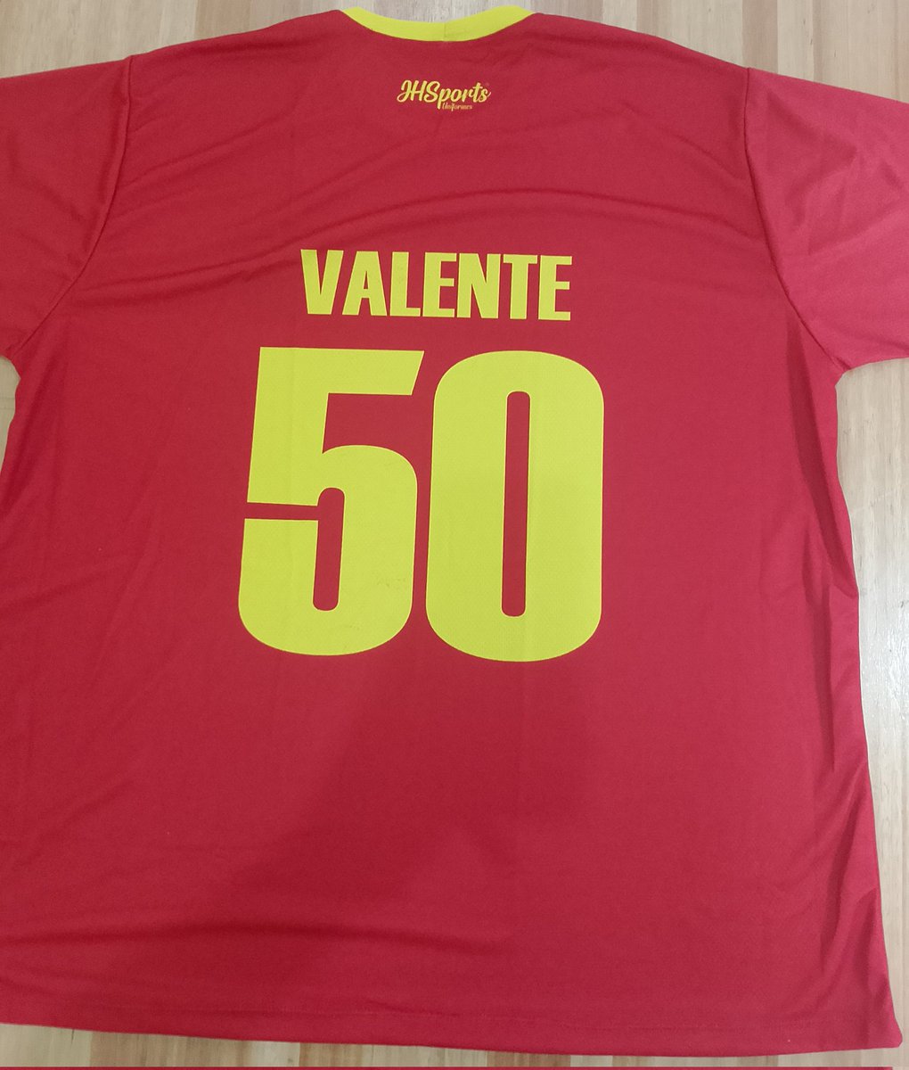 WanderFlorencio's tweet photo. "Ai camisa vermelha é ofensa a Pátria, Brasil só joga de verde e amarelo", eles disseram...Ahhhh, vai te catar! 😆 https://t.co/SlQmeRHzHI