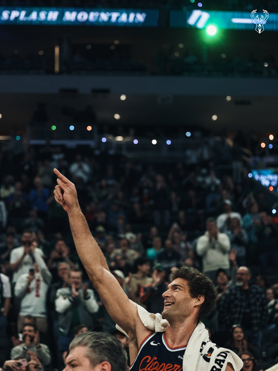 Bucks's tweet photo. Brook soaking in his warm welcome back to Milwaukee. 💚 https://t.co/vuuApLyko9
