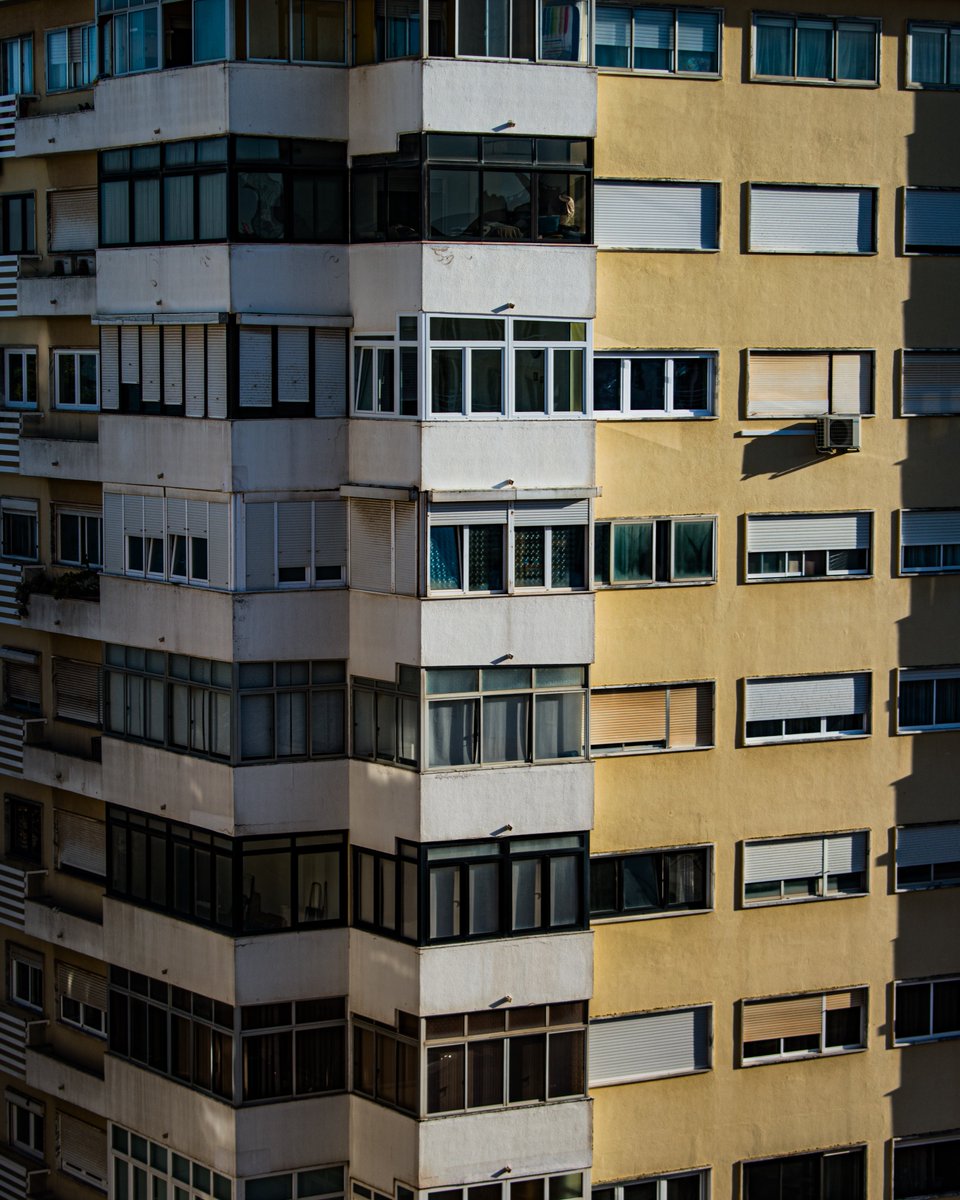 Inauguro, aqui e agora, a rubrica "Em cima uns dos outros" — onde deixarei para vocês, aos que estão mais próximos desta realidade e aos outros mais distantes, um catálogo fotográfico de vidas sobrepostas e rotinas que se (des)cruzam.
