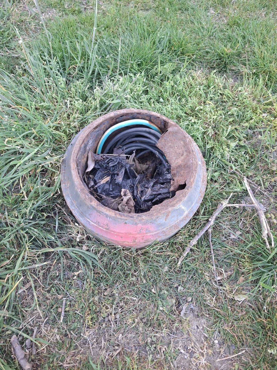 VicBu6's tweet photo. Hola @Ayto_Valdemoro @policiavaldmoro me he encontrado esto así en el parque del Reston ll, justo detras del bar la Cheta, es como una farola, está llena de cables y chapa oxidada y cortante, hoy no habia niños, pero cuando hay cole esta lleno y es super peligroso. https://t.co/WVwvvMnbSP