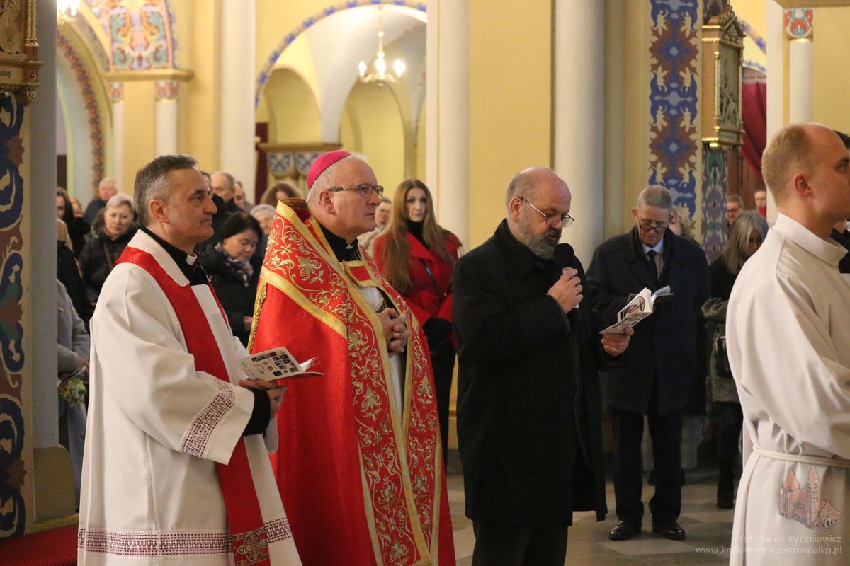 konkatedra's tweet photo. Po raz XIV w Konkatedrze, w Niedzielę Palmową, odprawiona została droga krzyżowa ostrowskich środowisk twórczych pod hasłem „Drogą ubóstwa”. Modlitwie przewodniczył #bpBuzun, który...
https://t.co/sMwzNS0KB3 https://t.co/XyMVw4BDXt
