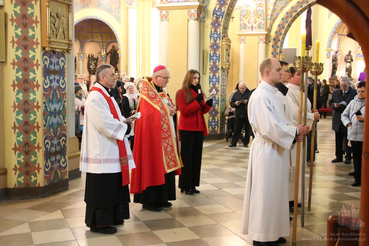 konkatedra's tweet photo. Po raz XIV w Konkatedrze, w Niedzielę Palmową, odprawiona została droga krzyżowa ostrowskich środowisk twórczych pod hasłem „Drogą ubóstwa”. Modlitwie przewodniczył #bpBuzun, który...
https://t.co/sMwzNS0KB3 https://t.co/XyMVw4BDXt
