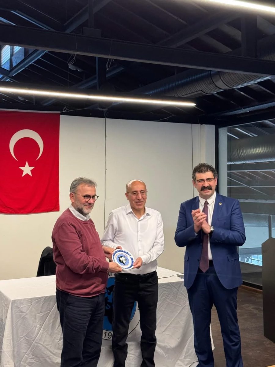 SamsunTurkOcagi's tweet photo. Samsun Türk Ocağı tarafından düzenlenen ve geniş bir katılımla gerçekleşen konferansta, Eğitimci-Yazar Gazi Karabulut, Türk dünyasının kanayan yarası Doğu Türkistan’ı ve “Hüzün Coğrafyası” olarak nitelendirilen Türk illerini gündeme taşıdı. https://t.co/JIJ3dpEKIN