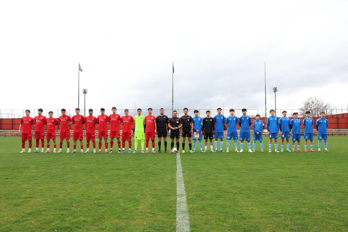 kirmizikara's tweet photo. Beştepe’de Dostluk Rüzgârı

U15 Takımımız, Kazakistan’ın gençlik futbolu odaklı kulübü Arlandar FC U15 takımı ile Beştepe İlhan Cavcav Tesisleri’nde dostluk maçında karşı karşıya geldi. Mücadele öncesinde iki kulüp arasında stratejik iş birliği adımları atıldı.

Kulübümüz, uluslararası düzeyde genç yeteneklerin gelişimine katkı sunmak ve kültürel bağları güçlendirmek amacıyla Kazakistan’ın Arlandar FC yöneticilerini ve U15 takımını Beştepe’de ağırladı. Dostluk maçı öncesinde düzenlenen söyleşiye, Altyapıdan Sorumlu Yönetim Kurulu Üyemiz Tolga Arslan, Gençlik Gelişim Koordinatörümüz Ali Seçkin Topçu, Gençlik Gelişim Teknik Sorumlumuz Tuncay Marancı, Genel Müdürümüz İhsan Sinan Temel ve U15 teknik ekibimiz katılım sağladı. Konuk heyeti ise Arlandar FC Başkanı Fazılbek Absattarulı ve kulüp yetkilileri temsil etti.
Söyleşide Arlandar FC Başkanı Fazılbek Absattarulı, Kazakistan’da kurdukları futbol yapısıyla gençleri spora teşvik etme ve profesyonel disipline kazandırma süreçleri hakkında kapsamlı bir sunum gerçekleştirdi. Gençlerbirliği’mizin altyapı geleneğine vurgu yapılan görüşmede, iki kulüp arasında antrenör eğitimi, oyuncu gelişimi ve ortak projeler geliştirilmesi konusunda fikir birliğine varıldı.
Altyapıdan Sorumlu Yönetim Kurulu Üyemiz Tolga Arslan, ziyaretten ve dostluk maçından duydukları memnuniyeti dile getirerek; "Beştepe’de Kazak dostlarımızı ağırlamak, sadece bir hazırlık maçı değil, Türk dünyasının spor kanalıyla birleşmesi adına kıymetli bir adımdır. Arlandar FC ile başlattığımız bu diyalog, ilerleyen dönemde profesyonel iş birliklerinin de kapısını aralayacaktır" ifadelerini kullandı.