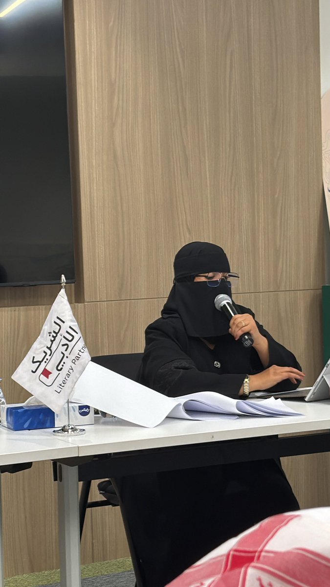Ahmads98a's tweet photo. بدعوة كريمة من 
@a_an1903 
أمسيةٍ هامسة، تحت ضوء القمر الخافت
كيف تحفظُ القصيدةُ ذاكرةَ الأنثى ،وكيف يكتبُ الهمسُ تاريخَ المشاعر.
في كل بيتٍ منها عيناها تُخبئُ سرّاً.
وفي كل همسةٍ يولدُ تاريخٌ لا يموت.
هيَ لا تُنسى ،لأنها كُتبتْ بمدادِ القلب.
@qaysariatlkitab
 #مدينتي #المغرزات https://t.co/fsutiznoKz