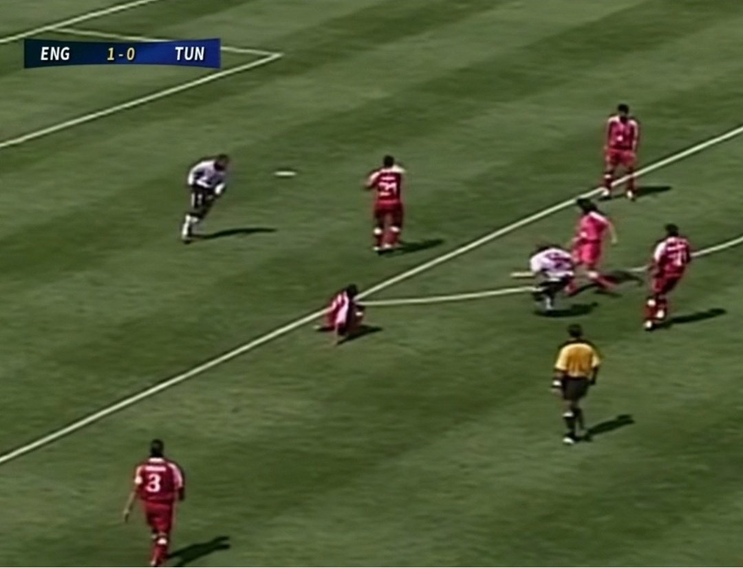 AndyBodfish's tweet photo. After Bobby Charlton's 1st goal against Portugal in the 66 semi, England went 32 years and 50 goals without scoring from OUTSIDE THE BOX at a World Cup or Euros.

The next to do it was Paul Scholes against Tunisia in 98, from virtually the same spot on the pitch 👀 https://t.co/CQihdYfaI9