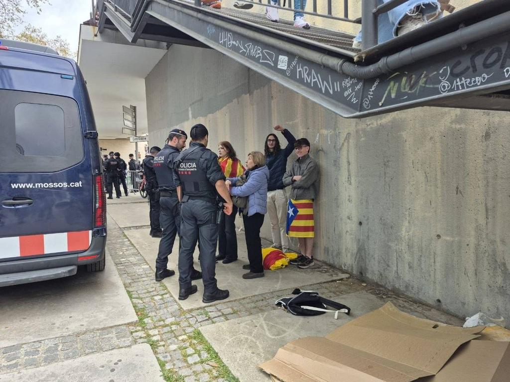 Perseguir els joves d la <a href="/Assemblea_Joves/">Assemblea Joves 🎗</a> x atemorir és una forma d terrorisme, violació del dret d manifestació i d la llibertat d'expressió, això ho fa la policia <a href="/mossos/">Mossos</a> 
Una policia democràtica ha d respectar més q ningú els drets, <a href="/salvadorilla/">Salvador Illa Roca</a>  Virrei repressor 
<a href="/assemblea/">Assemblea Nacional Catalana</a>