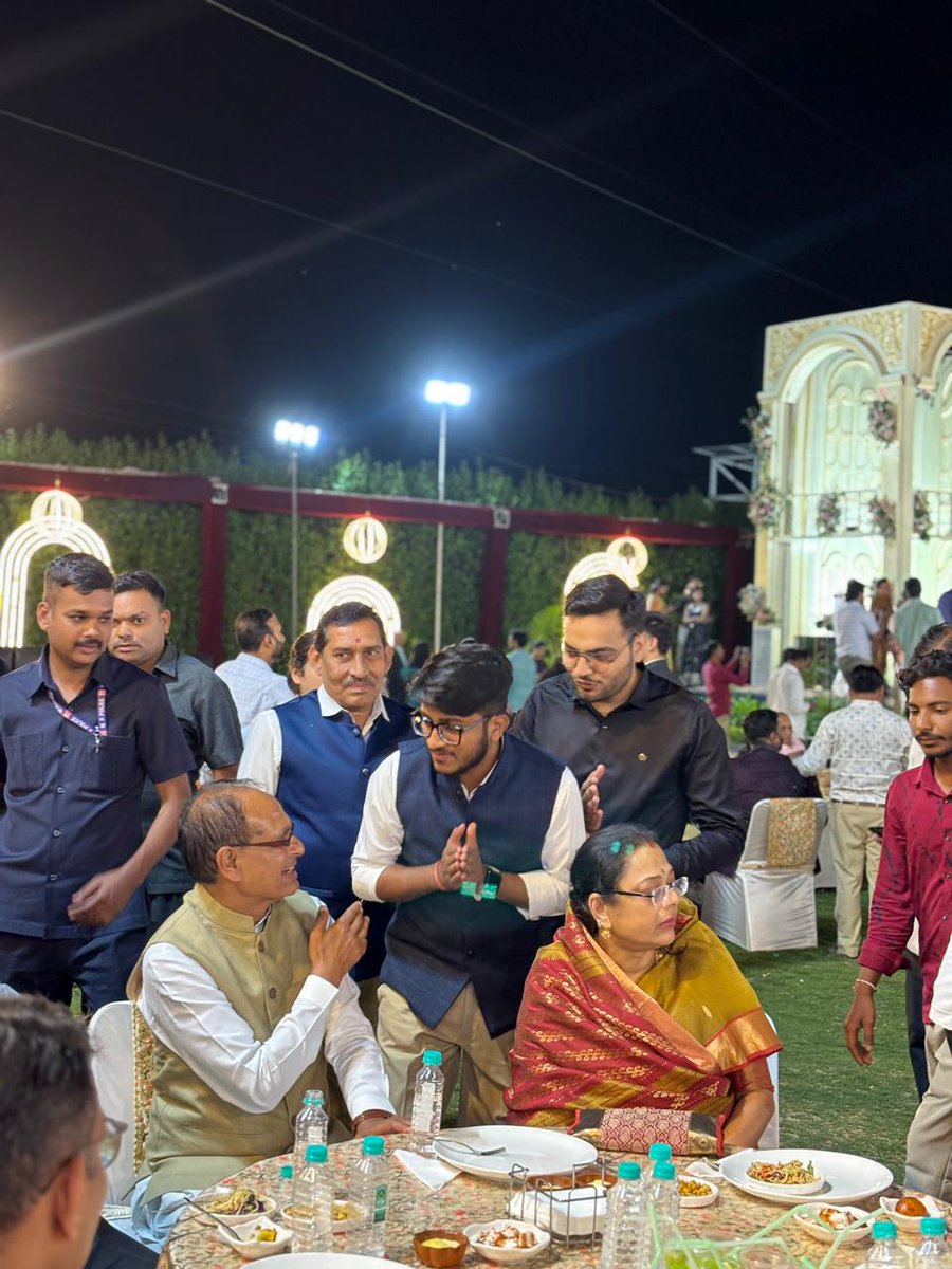 mpatel2421's tweet photo. #भोपाल
वैवाहिक समारोह के पावन अवसर पर मध्यप्रदेश की शान, जन-जन के लाडले और माननीय केंद्रीय मंत्री श्री @ChouhanShivraj जी से सौजन्य भेंट करने का सौभाग्य प्राप्त हुआ।
उनकी सादगी और अपनत्व से भरी आत्मीयता सदैव प्रेरित करती है।
@OfficeofSSC 
@KunalChouhan11 
@BJP4MP https://t.co/4bjs8He8i5