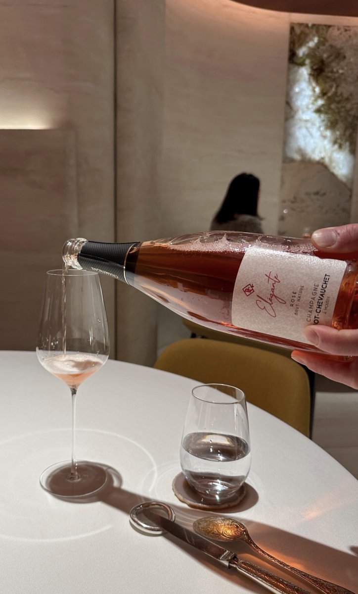 Champ_PinotChev's tweet photo. Élégante Rosé en service, finesse et gourmandise dans un instant suspendu.

Élégante Rosé being poured, finesse and indulgence in a suspended moment.

📷 @jaesshades https://t.co/ALQfpacBil
