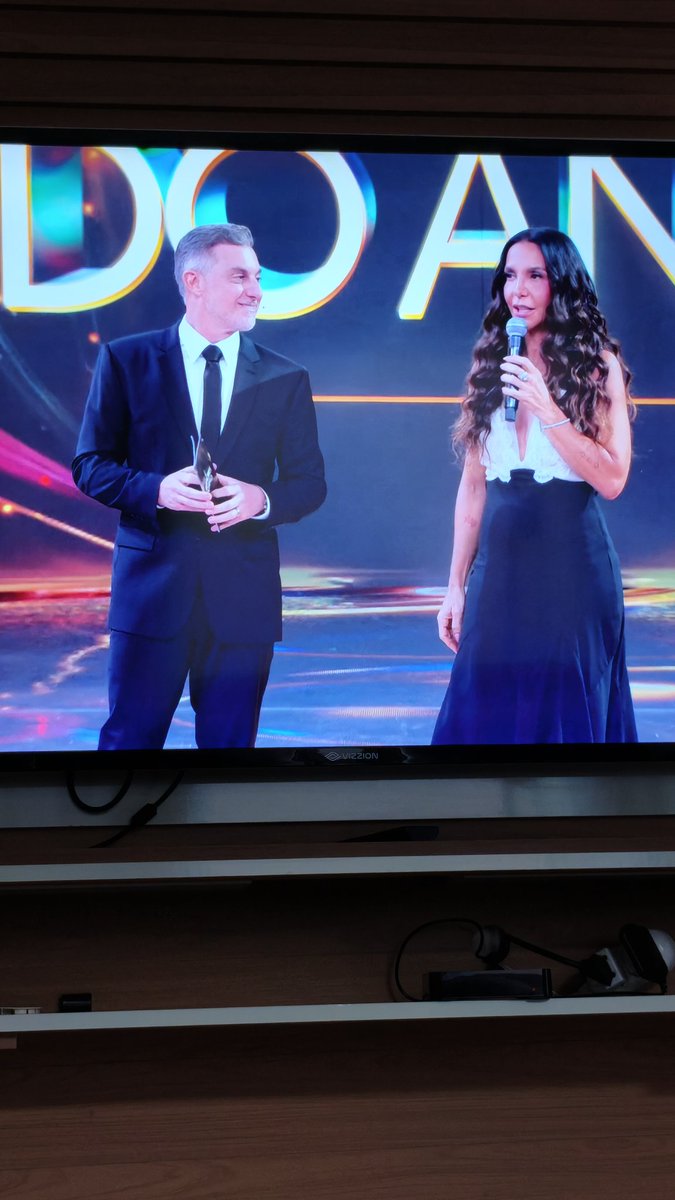 rejunyor's tweet photo. Rainha na telinha #IvetenoDomingao #domingao https://t.co/j1DiVugYsx
