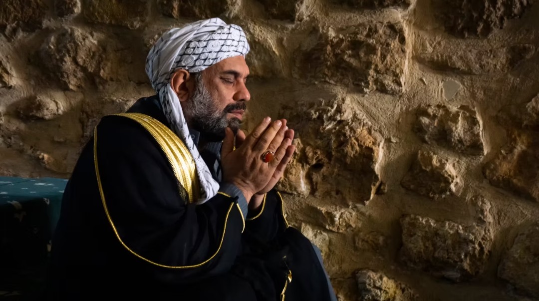 kizilelmatakimi's tweet photo. Hz. Allah, Peygamber Efendimiz Aleyhisselatü Vesselam'a, Kehf Suresi'nde "İnşallah" demesini emretmiştir.

Her sözün ağızdan çıkarken meydana getirdiği fiiliyatla beyinde meydana getirdiği bir etki, ruhta meydana getirdiği bir başka etki vardır.

Sen işin başındayken "İnşallah" demediğin için beyinde sana destek olacak hormonları çalıştırmamaktasın. Önüne çıkabilecek engelleri kendi elinle koyduruyorsun.

Kuran'ı Kerim'de Cenabı Hakk'ın beyan ettiği bir başka husus da bu vesile ile ortaya çıkıyor.

"Onlar kendi elleri ile kendilerine zulmettiler."

Nasıl yaptılar?

Ağızlarından çıkan sözle kendilerine zulmetmiş oldular.

Sözün meydana getirmiş olduğu enerjinin beyinde tetiklediği hormon sayesinde kendilerine zulmettiler.

Beyin kişiye iki türlü yardımcı olmaktadır.

Ya stres hormonu salgılar kişinin önünü keser ya da motivasyon hormonlarını salgılar ve işi başarması için kişiye destek olur.

İnşallah sözü söylendiği zaman:

Birincisi;

Allah lafzının başında Elif olması, kelimede Nun ve Şın harflerinin olması beyninin dört lobunu aynı anda tetikleyerek beyinde motivasyon hormonlarını salgılatır.

Dünyada insan motivasyonunda beyni en çok etkileyen enerjilerin en büyüğü "İnşallah” sözüdür.

Bu söz ağızdan çıktığı anda beynin dört merkezine aynı anda emir gider. Bu emirlerle beyin hiç yapamayacağı bir işi dahi yapabilir hale gelir.

İkincisi;

Madden ve mümkün olmaz gibi görülen haller insanda görülebilir.

Bunlar Evliya'da keramet olarak zuhur eder.

İnsanın, kendi hayatında kimi zaman yaşadığı harikalıklar Cenabı Hakk'ın lütuflarındandır. Onların bu yaşadıkları velilerde olduğu gibi kalıcı olmadığından kerametten sayılmaz. Kerametin varlığı kalıcılık ile birlikte gelen ikramdır.

Her kerametin görünse de görünmese de bilinse de bilinmese de bilimsel bir tarafı vardır. Nasıl ki Kadiri Sadatı eline ateşi alır, eli yanmaz; burada Cenabı Hakk'ın Melaikeler'e hususi bir emri ve kerameti vardır.

Keramet insan vücudundaki bir enerjiyi değiştirmektedir.

Ateş yakmaz iken bedende yanmaz hale gelir. Bunlar karşılıklı olarak birbirlerini desteklerler.

Nasıl oluyor bu?

Beyinden gelen emirle gerçekleşiyor.

Beyinden gelen emir ruhtan geliyorsa yani söz Allah'ın sözü ise kerametlerin hasıl olması gayet tabidir. Bir insan, Kuran'ı Kerim'den bir ayet okuduğu zaman aslında söylemiş olduğu söz ağzından çıktıktan sonra Cenabı Hakk'a aittir.

Cenabı Hak kendisine ait olan bir söz söylendiğinde onun içerisine koymuş olduğu yüce mertebeli enerjiler sebebiyle kişinin beyninin kişiye yardımcı olacak sinir noktalarına destek sağlamaktadır.

Bir adam düşünün.

Bu adam normalde yüz metreyi on saniyede koşan dünyanın meşhur sporcularından biri olsun. Aynı sporcuyu "İnşallah" diyerek başlatın mutlaka daha kısa sürede koşacaktır. Bu kişinin imani gücü artıkça bu süre kısalır.

Neden?

Beyinde salgılanan hormonlar artık kişinin kendi vücudunda, vücudun özelliklerinden hariç olan ve kendinde farkında olmadığı Nefhai İlahiye'nin sırrını ortaya çıkarmaktadır.

Dildeki enerji sadece beyinden ve kandan gelmez.

Dil, ruhun enerjisinden de faydalandığı için yorulmaz.

insan vücudunda iki çeşit enerji vardır.

Biri yediği gıdalardan, içtiği sudan veya uykusundandır. Biri de ruhundan gelen enerjidir.

Ruhtaki enerji bedenin enerjisinden katbekat yüksektir. İnsan ruhanileştikçe bu enerjiyi kullanabilmektedir.

Mürşitlerin yirmi gün bazen daha uzun müddet uyumadıkları olur.

Bu adamın nasıl uykusu gelmedi?

İki şey oldu.

Birincisi;

Cenabı Hakk'ın izni ve emriyle, ağzından çıkmış olan latif sözcüklerin enerjisi bedenindeki yorgunluğu bastırabilecek hormonları salgılattı, uykuyu unutturdu.

İkincisi;

Ruhaniyeti, yüksek bir mertebede olduğu için ruhtan gelen enerji onu doyuruyor, besliyor ve uyutuyor. Vücudunda birikecek olan toksinleri de atmasına yardımcı oluyor.

Böylece meydana gelen keramet hakikatte dilin ruhtan gelen enerjisini ispat etmektedir.

~ Seyyid Muhammed Ruhi Hazretleri 

📍Dil Kitabı