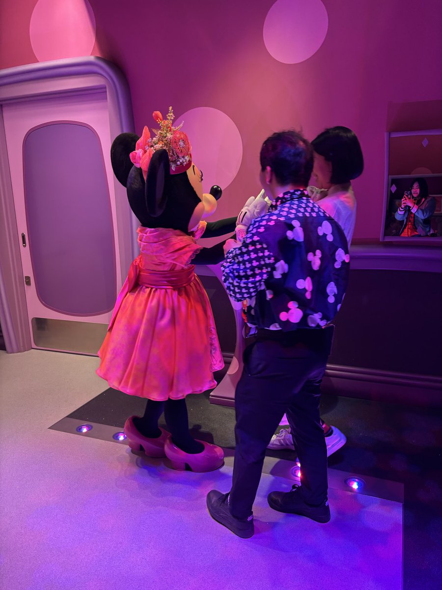 8ooolv's tweet photo. 2年ぶりのディズニー
娘の1歳の誕生日月に行けた！
ミニーちゃんにもご報告！
FSで唯一乗れるラプンツェルにも乗れたし満足！！
単純に疲れたw https://t.co/t3MkKjCVzA