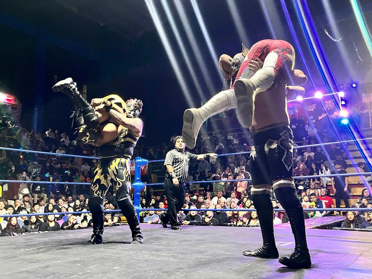 LaTijeraLucha's tweet image. Las acciones arrancaron con un triunfo excepcional de la dupla ruda de #UzumakiOtai y #Reiyel ante #PrinceMagic y #EstrellaDePlataJr, quienes con sus lances provocaron la erupción del público que premia la entrega y espectacularidad de los 4 jóvenes talentos
#latijeraluchalibre