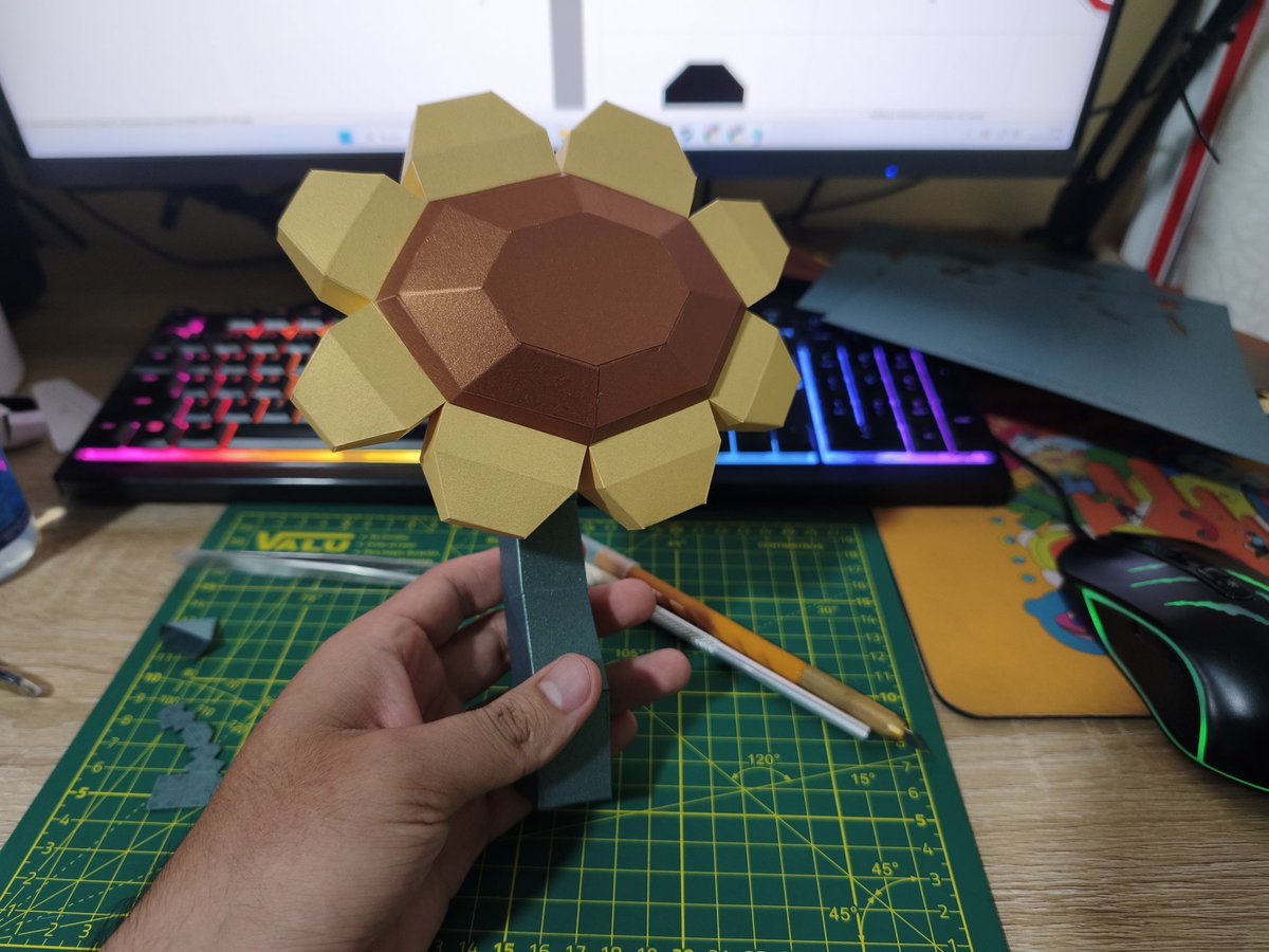 Papercraft Guy tweet media