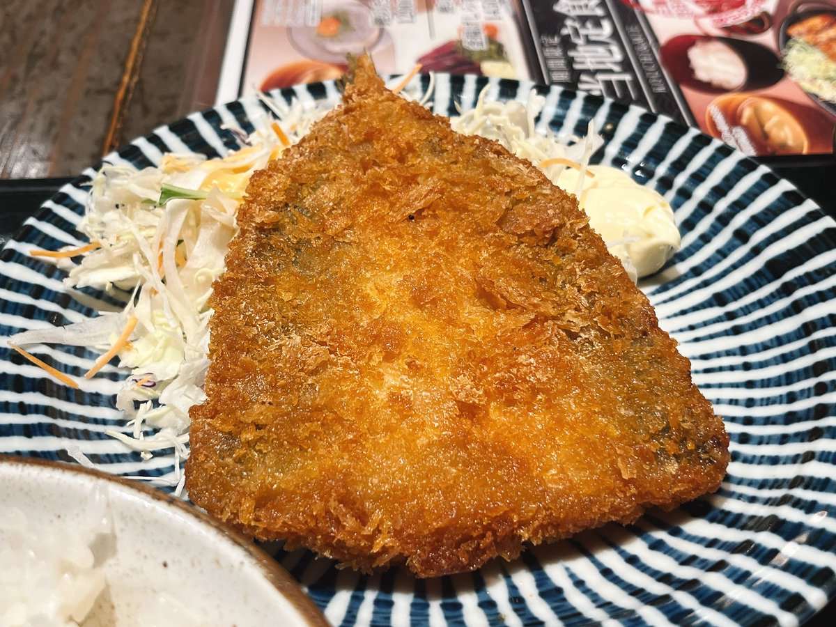 Limekknlight's tweet photo. コレは昨日、昼食で頂いたアジフライ https://t.co/Qmcc7IYeOQ