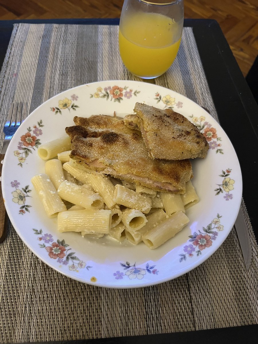 Llegué de jugar al futbol y mi mamá me esperó con este plato de comida 

Larga vida a las mamás