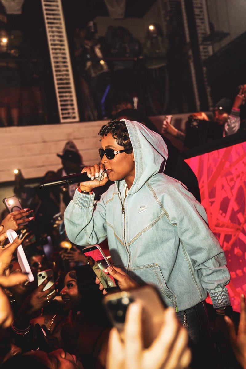Splash_Booking's tweet photo. What an incredible night with @DeJLoaf 
She SOLD OUT Avalon in Pittsburgh 🩵 https://t.co/pD4UsfuK9K
