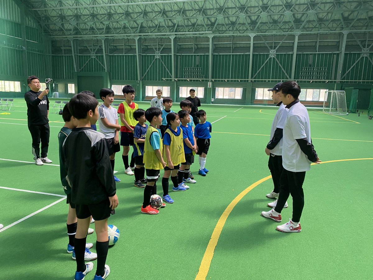 tachikawa_athle's tweet photo. 🔵活動報告🔵
先日、鹿児島県のAZVERT SATSUMASENDAIにて、4番 #横山巧 選手と 8番 #青大祐 選手がフットサルクリニックを行いました⚽
また、kodama farmsで稲の種植えも🌾
収穫後は、アスレのホームゲーム会場での展開も企画中…✍️
乞うご期待✨
ありがとうございました🙌 https://t.co/KJmCvFfpOS