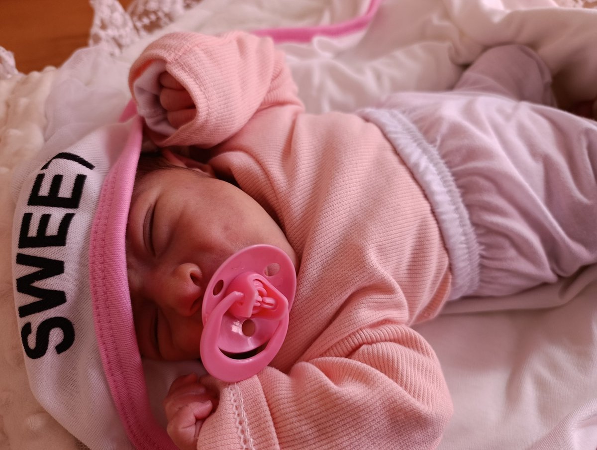 NOOR1870514's tweet photo. Dear friends, my baby has run out of diapers and we need $50 to buy more. My baby is crying a lot because there's only one diaper left, and it's been full since yesterday. Please help me.https://t.co/UT4E1t2BxZ https://t.co/ix6kkhsvc3