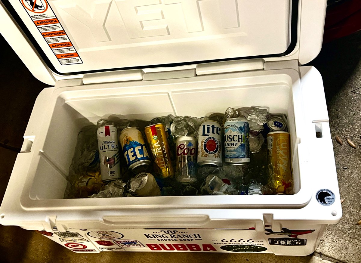 TxbeachRn's tweet image. Boys never forget the beer 🍺 lol! 🤦🏼‍♀️ Lucky me haha! #Cheers! 🍻