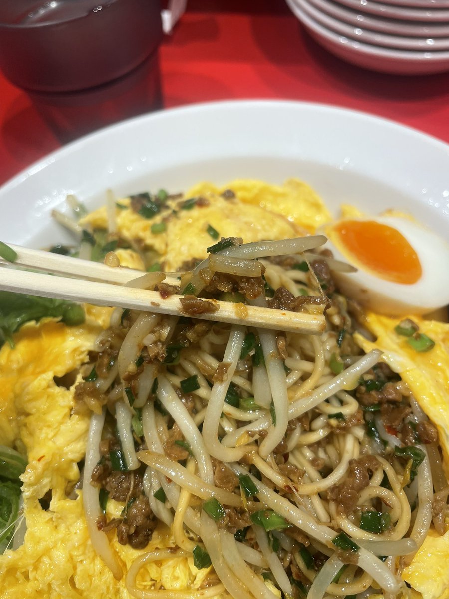 DankichiMen's tweet photo. 26-36
麺屋はなび福井店
トロ玉汁なし台湾麺少なめ
1カ月程前の🍜台湾まぜそば食べよと思ったがメニュー見て即決
フワフワの玉子をめくるとスパイシーな台湾ミンチとニラもやし、パツパツ麺。嫌いなヤツおりゅ？🧐
ねっとり濃厚なタレが絡まってウンメ〜😋
麺少なめだと味玉が付いてきた！感謝感激完食 https://t.co/7QmME1JzMk