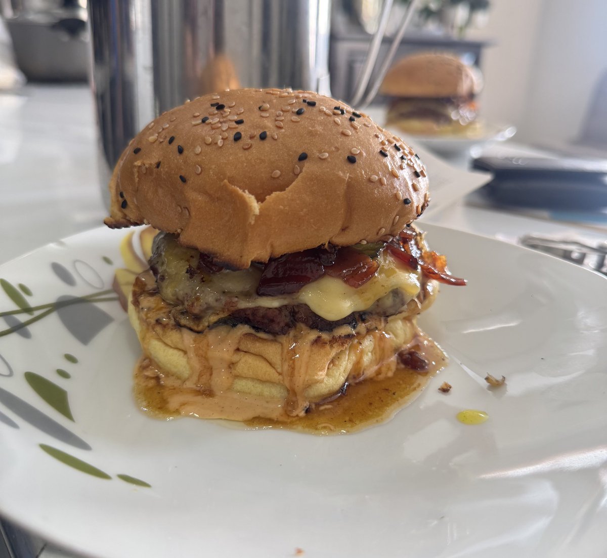Angelicpabon's tweet photo. Hoy hice unas hamburguesas que provoca es venderlas de lo buena que me quedooo! Llevaba: mermelada de tocineta con cebolla 10/10, sweet relish, salsa con cebollas quemadas y pepinillos, carne a la parrilla, queso amarillo y pancito de papa… na que increíble https://t.co/NBV52tIwd9